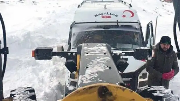 Tipide mahsur kalan 19 araç kurtarıldı