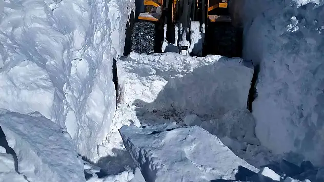 6 metrelik kar tünellerinde zorlu çalışma