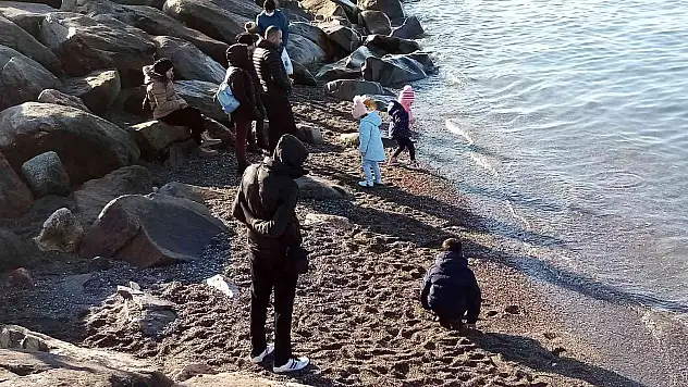 Bandırma'da deniz çekilmesini vatandaşlar merakla izliyor