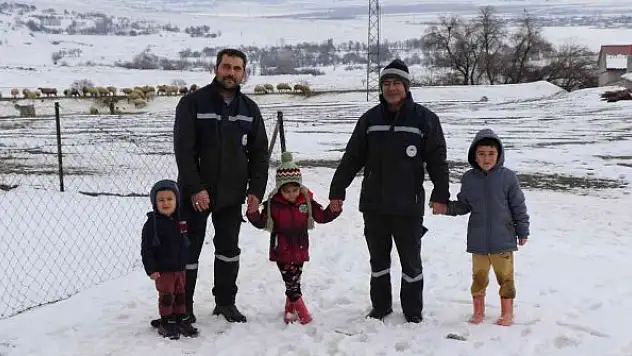 Karlı yolları aşıp besicilere ulaşıyorlar
