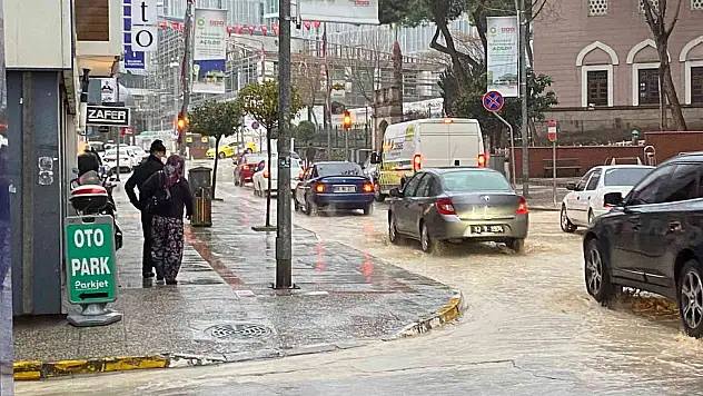 Balıkesir'de sağanak yağış hayatı zorladı
