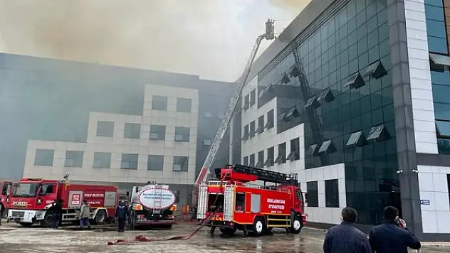 Turizm Fakültesi binasının çatısında çıkan yangın söndürüldü