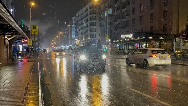 Eskişehir'de beklenen kar yağışı başladı