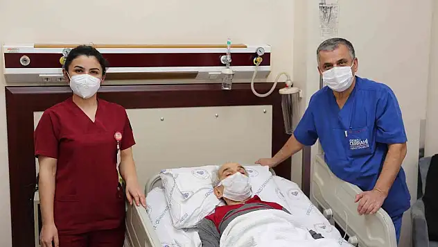 Karnında şişlik olan hastanın büyüyerek 25 santim olan böbreği alındı