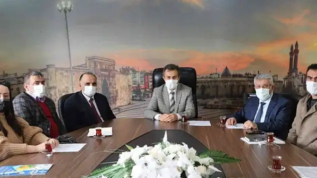 Binin üzerinde kişi eğitime geri döndü