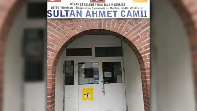 Almanya'da camiye saldırı: Kapıya gamalı haç çizildi