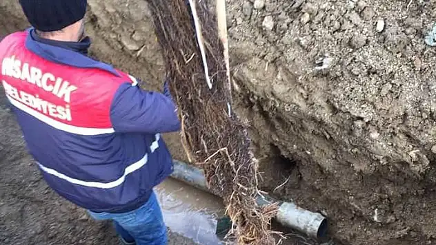 Hisarcık'ta su borusunun içinden çıkarılan 5 metre ağaç kökü şaşırttı