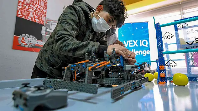 Mersin'de çocuklar robot tasarlıyor