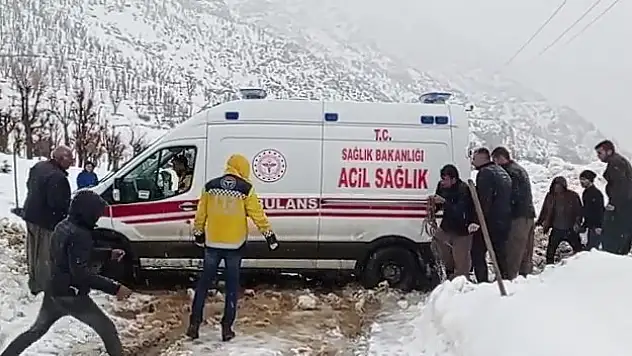 Yolda mahsur kalan ambulansı köylüler kurtardı