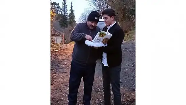 Sosyal medyadan kazandığı ilk parayla köylülere baklava ikram etti