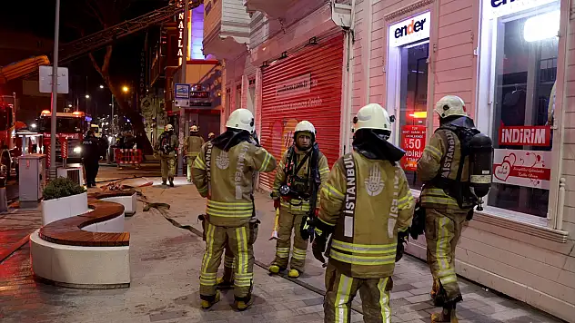 Ahşap kaplı binanın önünde yangın çıktı