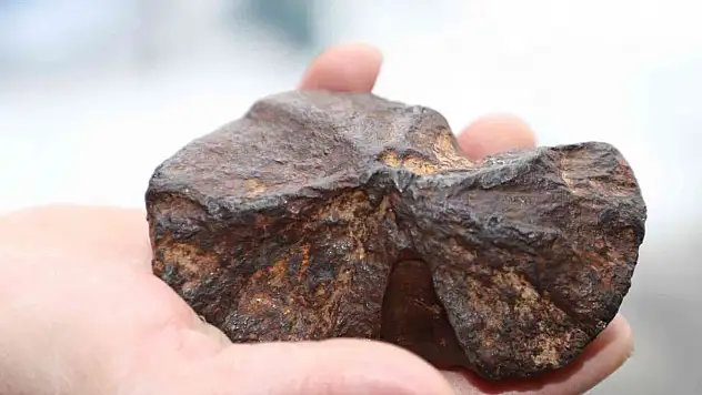 Hakkarili çiftçi elindeki taşın göktaşı olup olmadığını araştırıyor