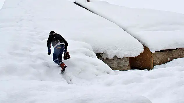 Göksun'da tek katlı evler karla kaplandı