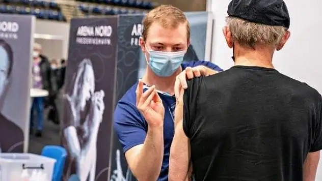 Koronavirüs salgınında bir ilk: Aşılama programını sonlandırıyorlar!