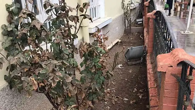 Kıblede yaşanan sapmaya tabelalı uyarı