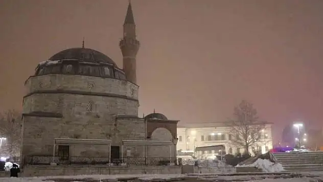 Tarihi kent meydanı çöken sisle açık hava müzesine dönüştü