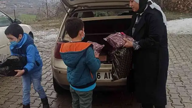 Gönüllülerden çocuklara bot mont