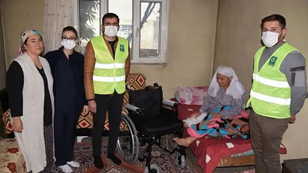 Engelli vatandaşlara tekerlekli sandalyeleri teslim ediliyor
