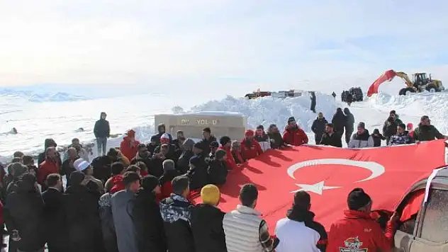 Şehitleri anmak için araç boyu karda şehitliğe gittiler