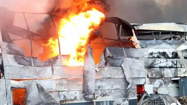 Sakarya'da geri dönüşüm fabrikasında çıkan yangın söndürüldü