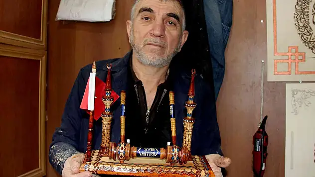 4 metrekarelik dükkanda bir kültürü yaşatıyor