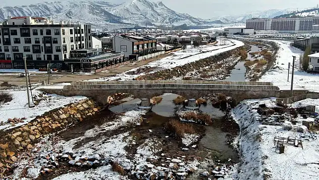 Tarihi köprü zamana meydan okuyor