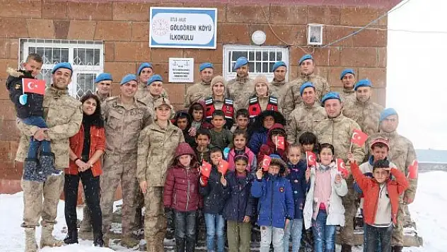 Jandarma köy okulunu tamir etti