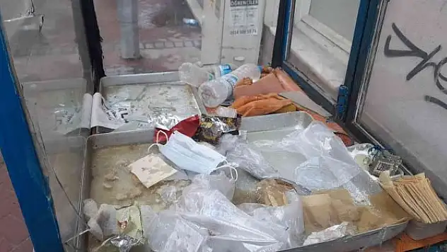 Kaldırımda bırakılan bu araç sahipsiz kaldı