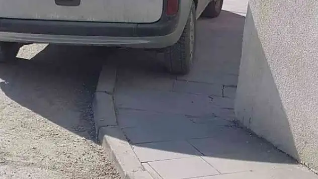 Resmi plakalı aracın, hastane kaldırımına park etmesine tepki