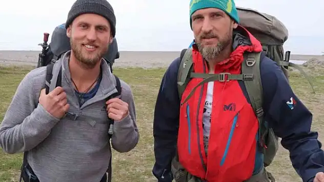 Filipinli çocuklar için polisliği bıraktı, dünyayı yürüyerek dolaşıyor