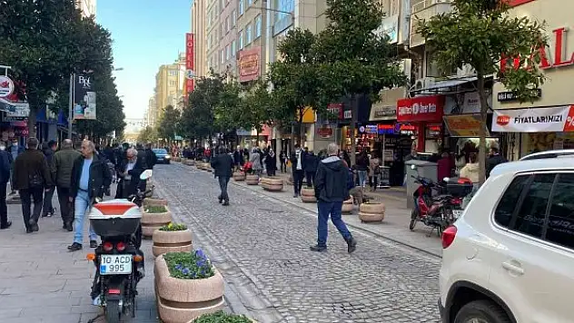 Şehrin simgesi Milli Kuvvetler caddesi güneşli havada doldu taştı
