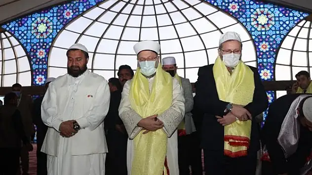 Diyanet İşleri Başkanı Erbaş, Lahor'da Pakistanlı alimlerle bir araya geldi