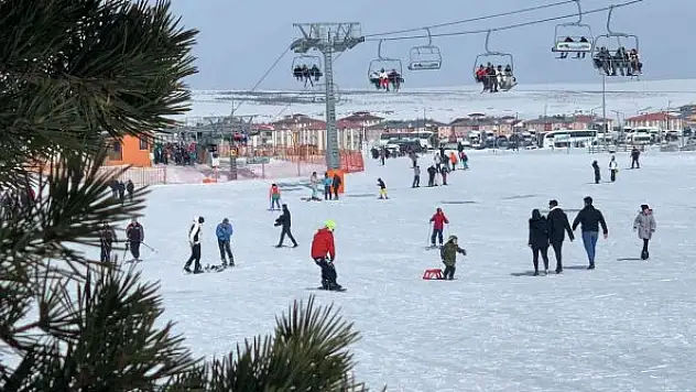 Sarıkamış Kayak Merkezi doldu taştı