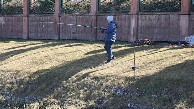 Güneşli havayı gören oltasını çıkardı