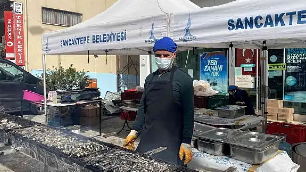 Sancaktepe'de festivalde 7 ton hamsi dağıtıldı