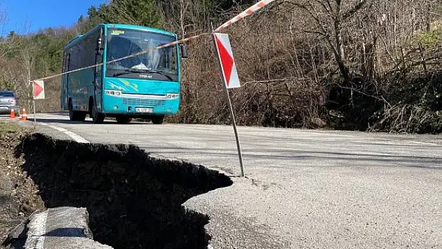 Bartın'da yağmur sonrası yollarda heyelanlar meydana geldi