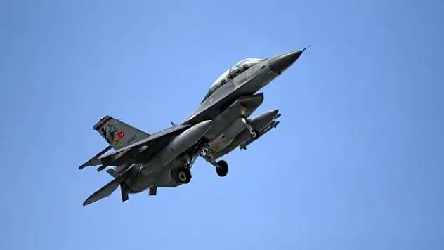 İran'da savaş uçağı düştü