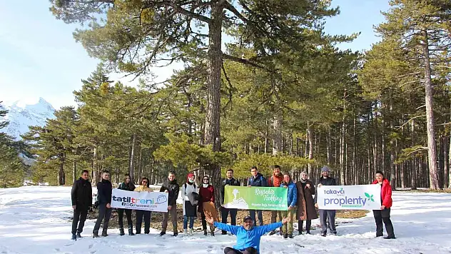 Konya'da doğu tutkunlarından kar yürüyüşü