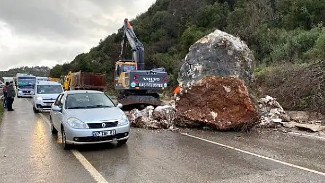 Antalya-Kaş kara yolu tek şeride düştü