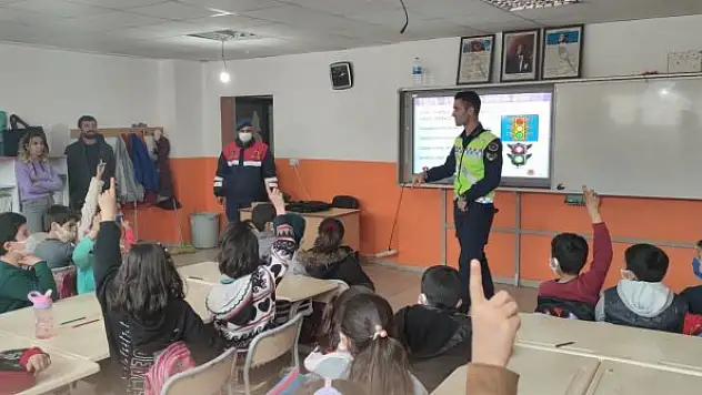 Jandarmadan öğrencilere trafik eğitimi