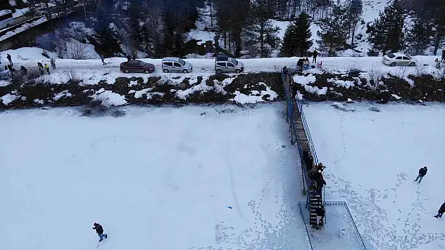 Buz tutan göledin üzerinde tehlikeli gezinti