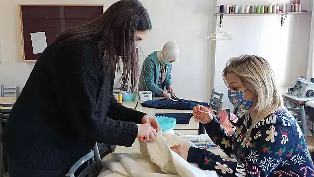 Kadınlar hem öğreniyor hem de para kazanıyor