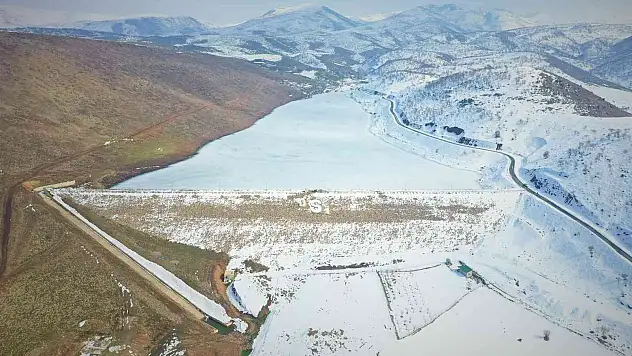 Buz tutan gölet, dron ile görüntülendi