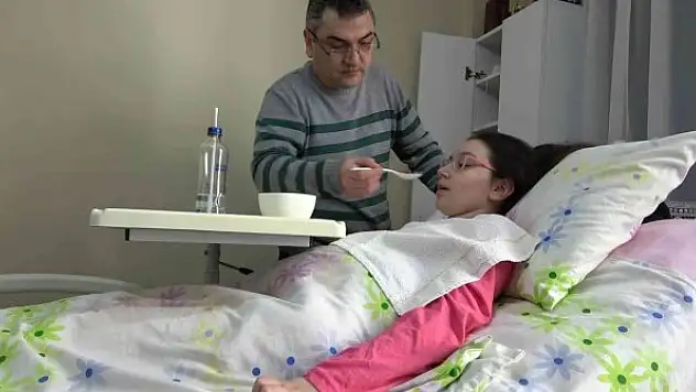 4. kattan düşerek yatağa mahkum olan İrem'e 3 yıldır babası bakıyor