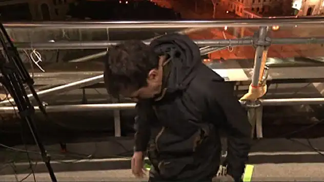 Canlı yayında patlama sesi: Muhabirin zor anları