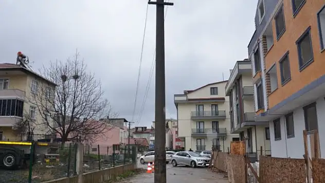 Yol ortasındaki direk şaşkına çeviriyor