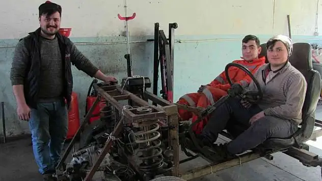 Topladıkları hurdalardan araba yaptılar