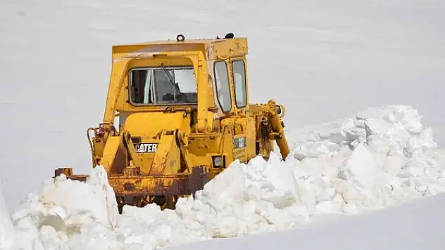 Şırnak'ta 2 bin 650 rakımlı yaylada kar kalınlığı 5 metreyi buldu, ekipler 15 günde bir yolu açıyor