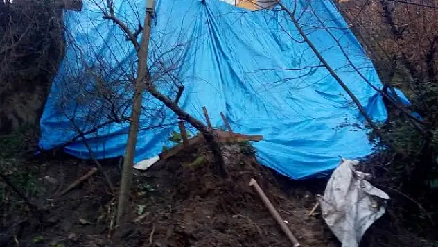 İki katlı evin bahçesinde heyelan meydana geldi