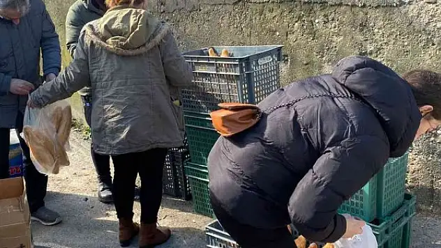 Gönüllüler kandil simidi ve ekmek dağıttı
